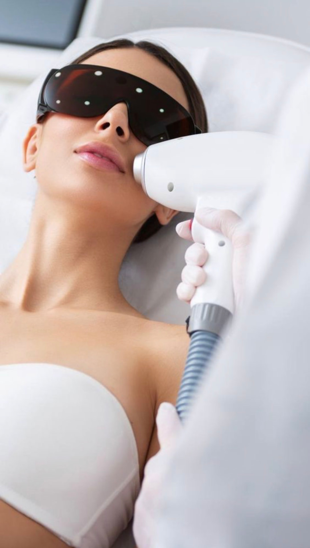 Paciente recibiendo depilación láser facial con gafas de protección